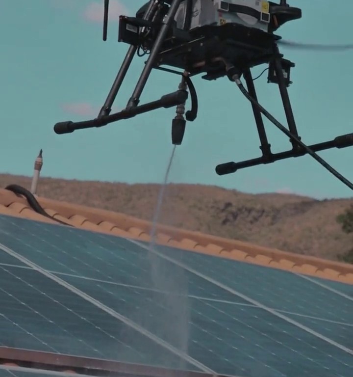 Drone da ALTI lavando placas solares com jato d'água
