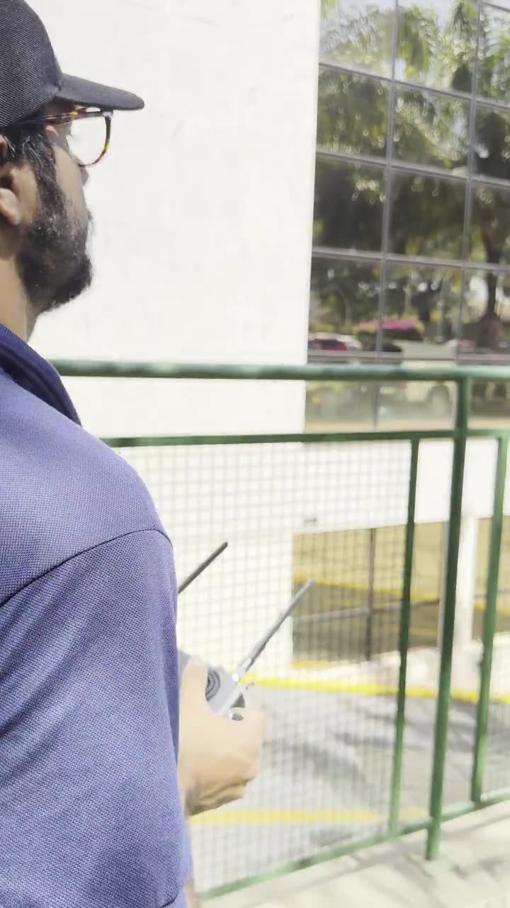Piloto da ALTI operando drone industrial em serviço de limpeza